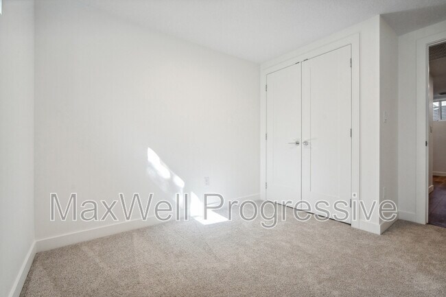 Building Photo - 10427-10470 70 Ave NW