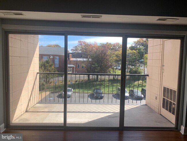 Building Photo - 7615 Fontainebleau Dr