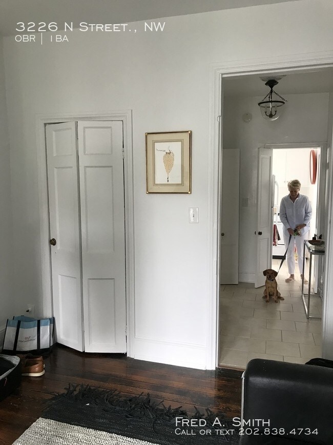 Building Photo - Charming Studio In Georgetown Available Now!