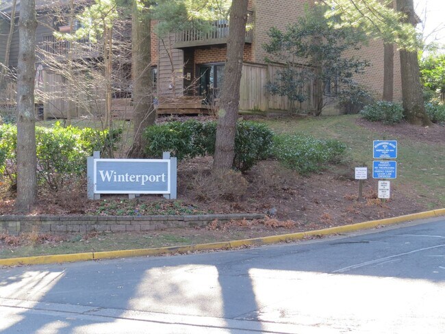 Foto del edificio - Updated 1800+ sq/ft 3 bdrm 2.5 bath end unit townhome