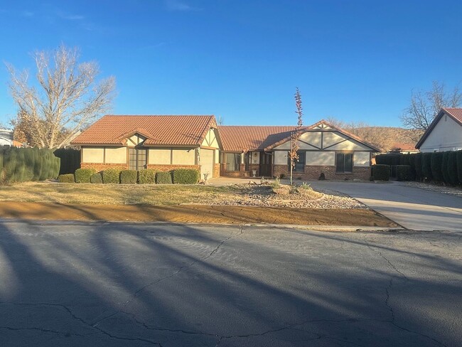 Building Photo - Charming Bloomington Hills Beauty!