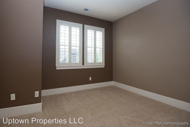 Building Photo - 656 SW Foresta Ter