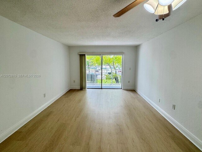 Foto del edificio - 4800 NW 79th Ave