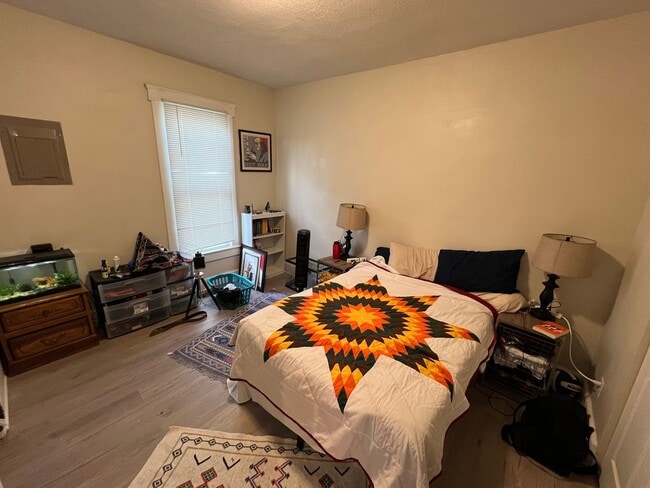 Building Photo - 105 E Hill St