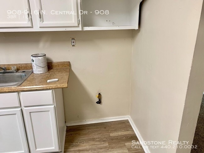 Building Photo - 3 bedroom Town house