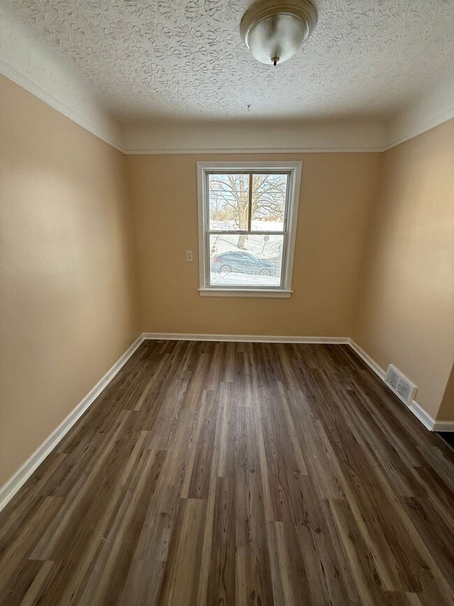 Building Photo - Garfield Heighrs 3 Bed Single water Included