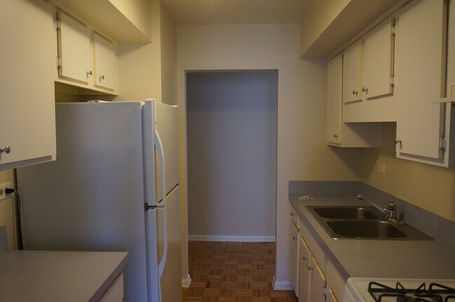 Building Photo - 2212 Country Club Dr