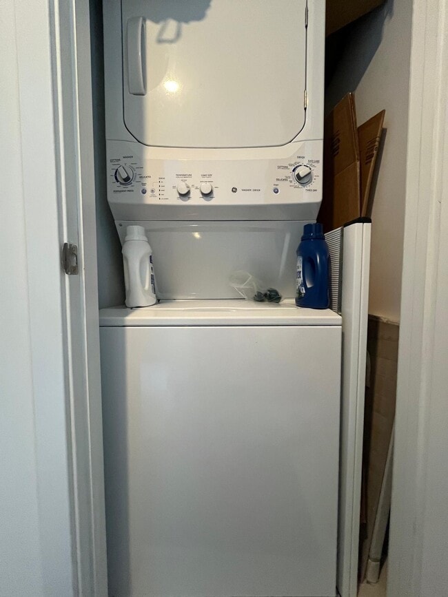 Washer-dryer - 1100 S Miami Ave