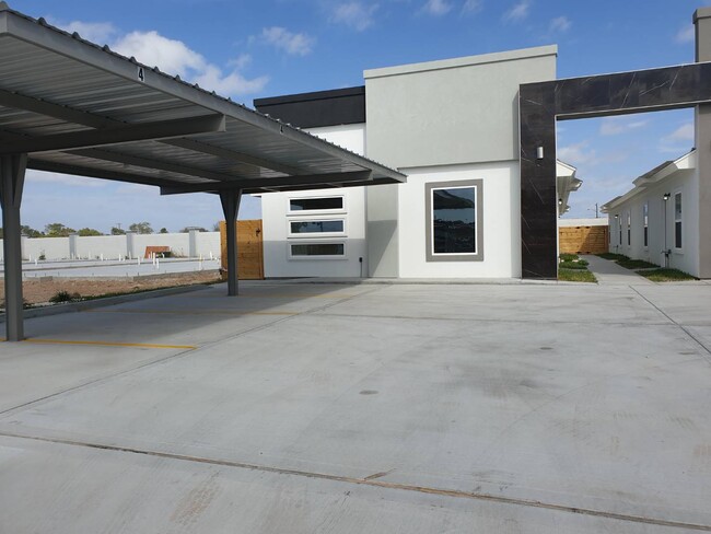 Building Photo - 706 W Carmel Ave