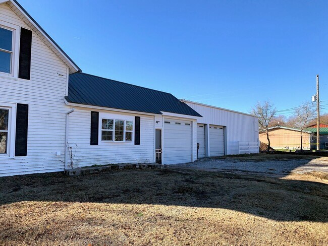 Foto del edificio - 2 Bed 1 Bath with Attached Garage