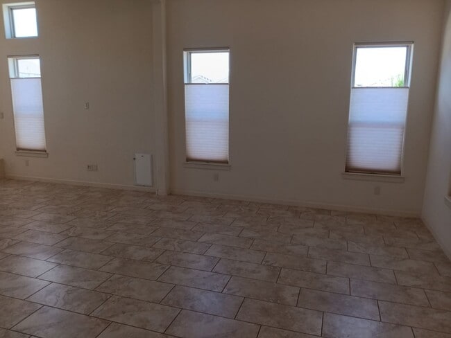Building Photo - Stunning 4 bedroom, 3.5 bathroom home! Sho...