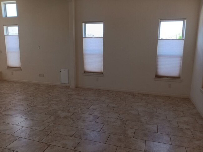 Foto del edificio - Stunning 4 bedroom, 3.5 bathroom home! Sho...