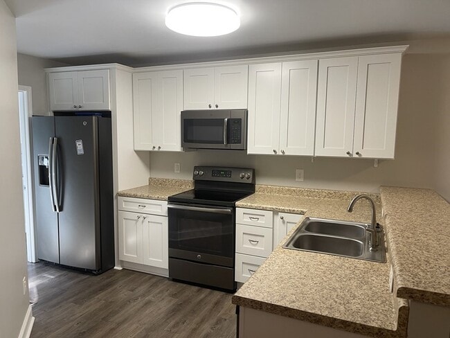 Building Photo - Available July 10th, 2025! Super cute 3 be...
