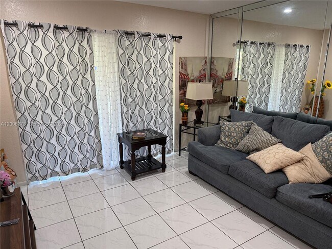 Foto del edificio - 2200 NE 66th St