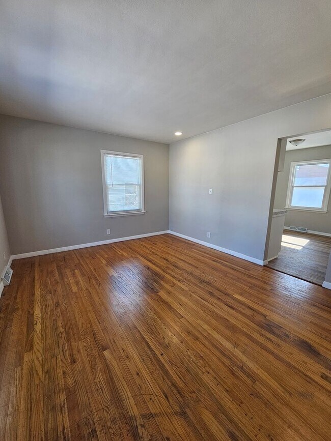 Foto del edificio - There is a $25 fee per application and everyone over 18 needs to fill out their own application.