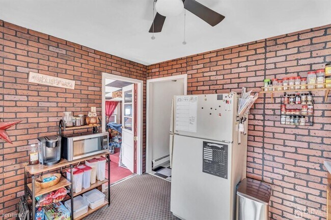 Foto del edificio - 1 br, 1 bath House - 10 Spruce Ln