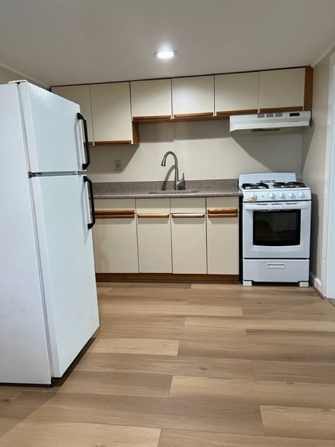 Kitchen - 10 Montrose Ave
