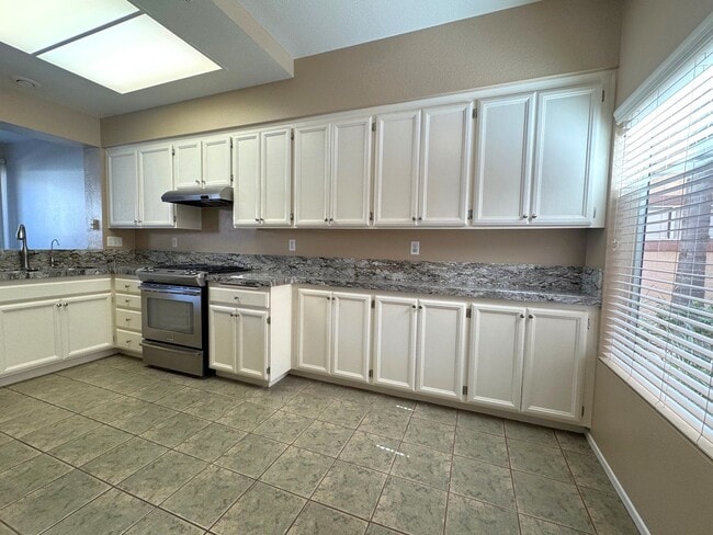 Building Photo - Beautifully Upgraded 2 Bed / 2.5 Bath Townhome in Tristan Community – Rancho San Diego