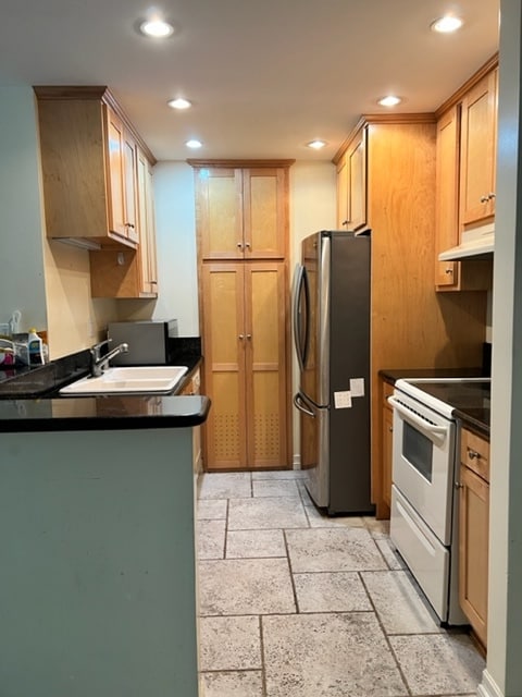 Kitchen - 7740 Redlands St