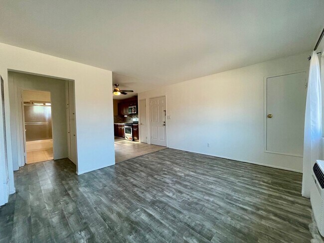 Building Photo - Gorgeous 2 Bedroom 1 Bathroom Condo in the...