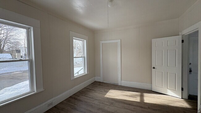 Foto del edificio - 3BR with Views of Presumpscot River | Newly Renovated | Heat Included | Bright + Quiet Location