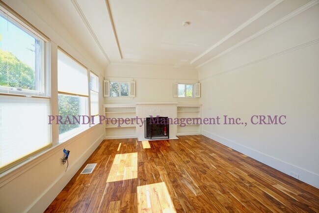 Building Photo - *2 Weeks Free Rent!* Versatile & spacious ...