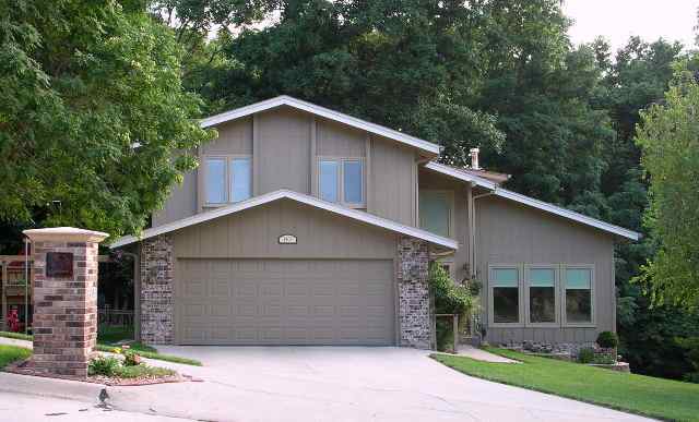 Primary Photo - Large Home in Bellevue for Rent