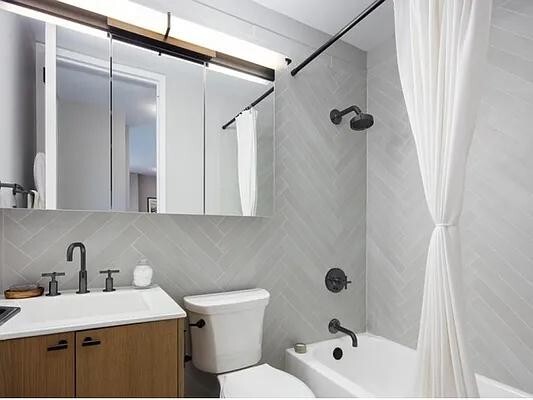 Building Photo - 560 W 43rd St