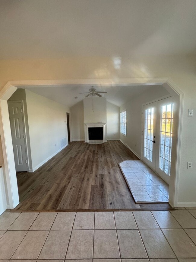 Building Photo - 3 Bedroom / 2 Bath with plenty of space. T...