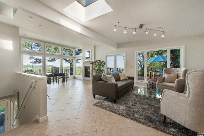 Building Photo - 371 Oak Ave