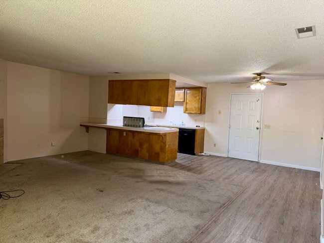 Building Photo - 537 W Escalon Ave