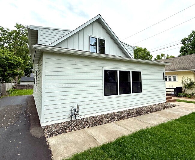 Building Photo - Stunning 3BR/3BA Orono Home Available 8/15. Walk to Lake Minnetonka!