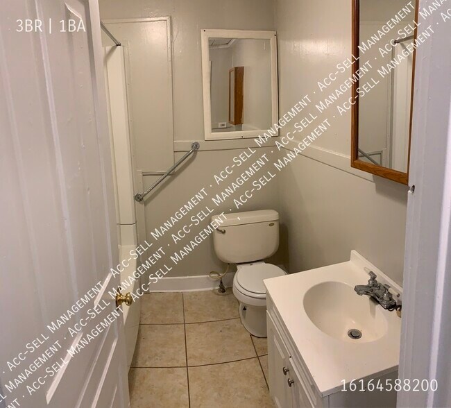 Building Photo - NE 3 bedroom upstairs apartment on College