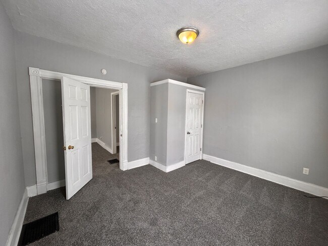 Building Photo - 3 Bedroom 1 Bath House in Davenport