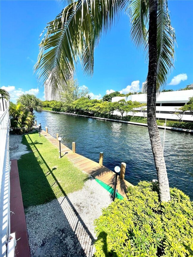 Foto del edificio - 3745 NE 171 St
