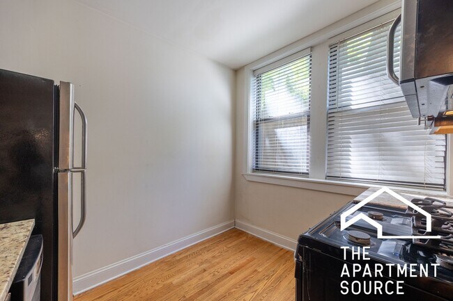 Building Photo - 4036.5 N Ashland Ave