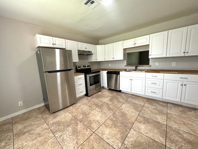 Building Photo - 3 bedroom 2 bathroom Duplex!