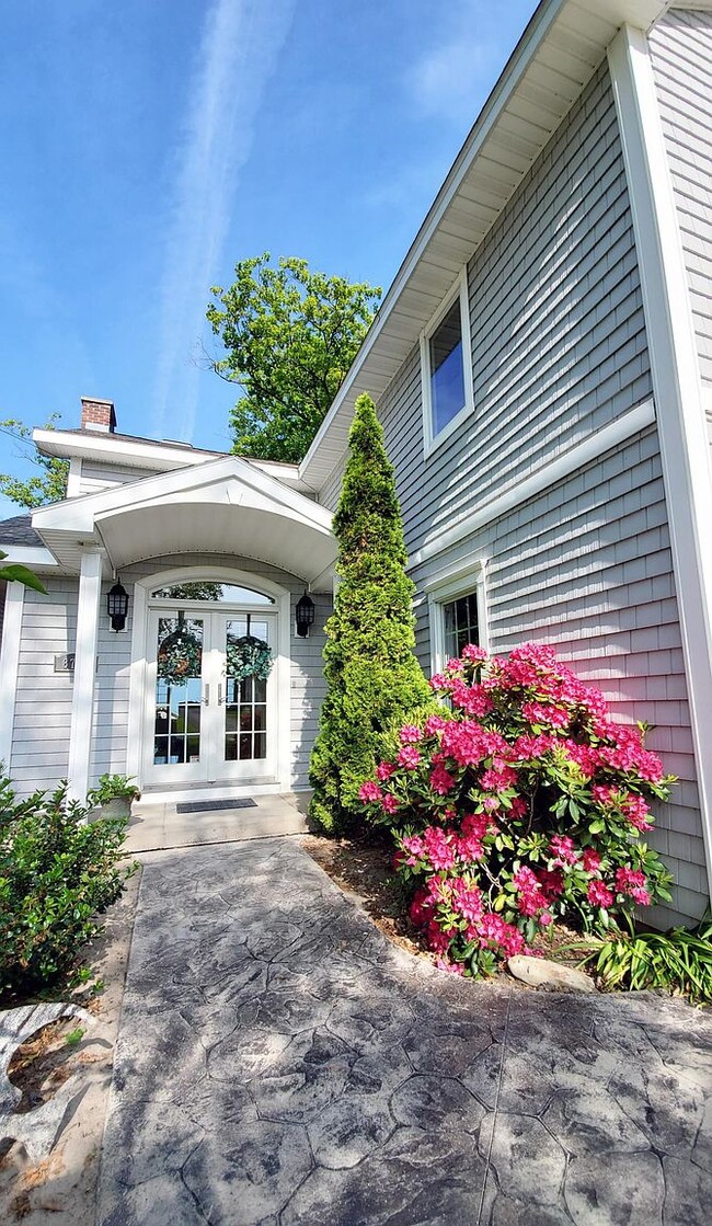 Foto del edificio - 8756 Lake Shore Rd