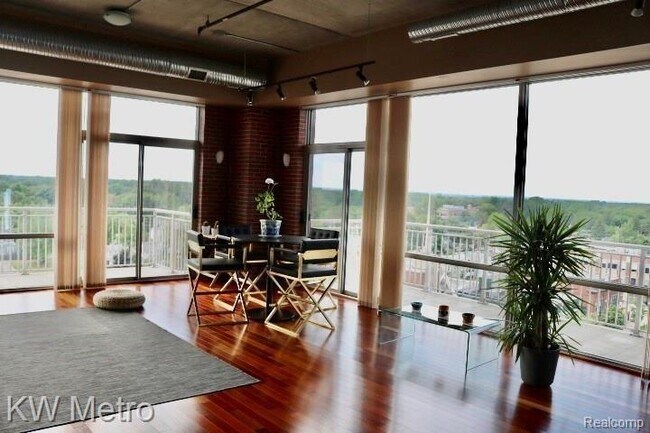 Foto del edificio - 350 N Main St