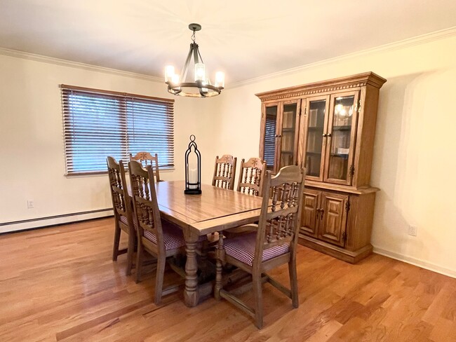 Foto del edificio - 84 Baiting Hollow Ln