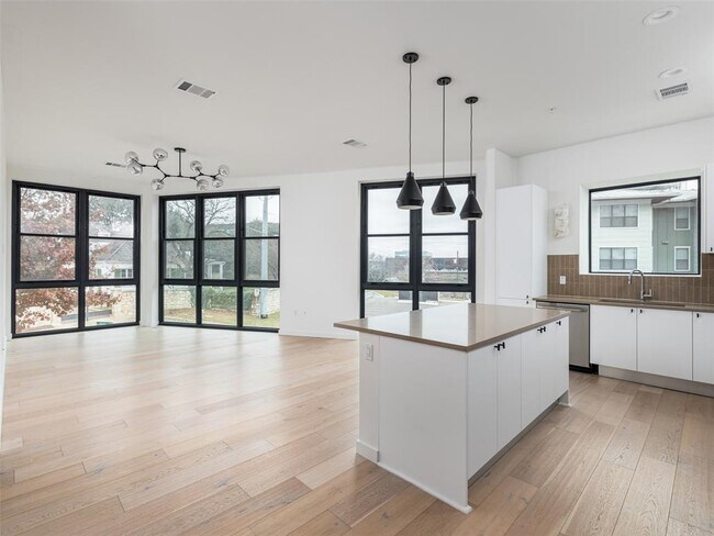 Foto del edificio - 800 Embassy Dr