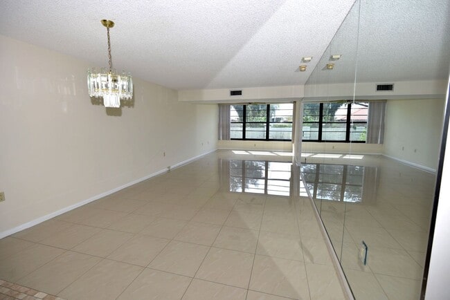 Huge Great Room - 3500 Whitehall Dr