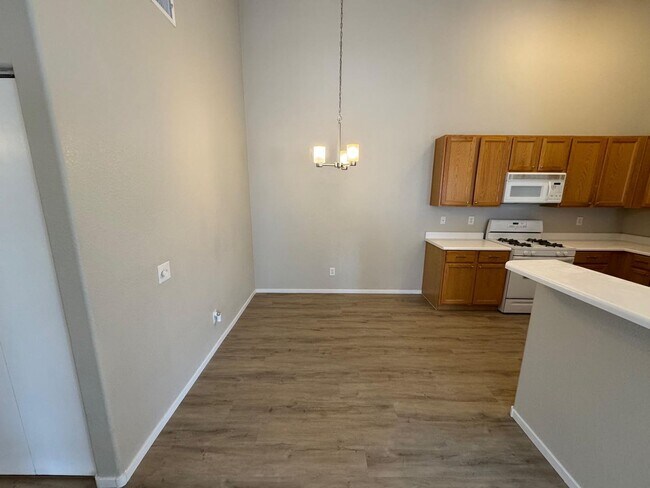 Building Photo - STUNNING 2 BEDROOM / 2 FULL BATH CONDO UNIT W/ 1 CAR GARAGE, LOCATED IN A GATED COMMUNITY
