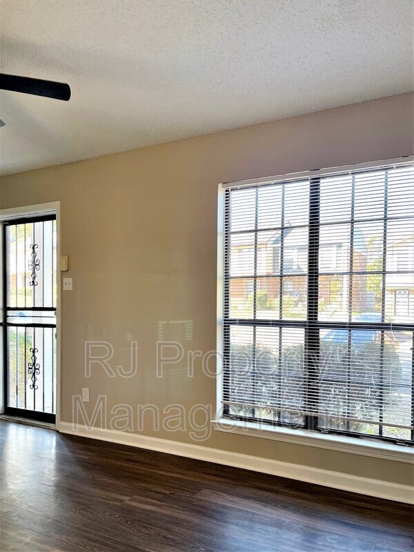 Building Photo - 2344 N Orchid Dr