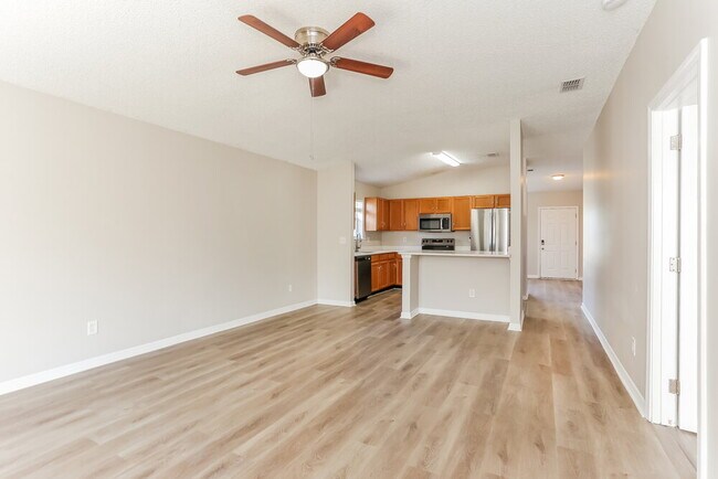 Foto del edificio - 3416 International Village Dr W