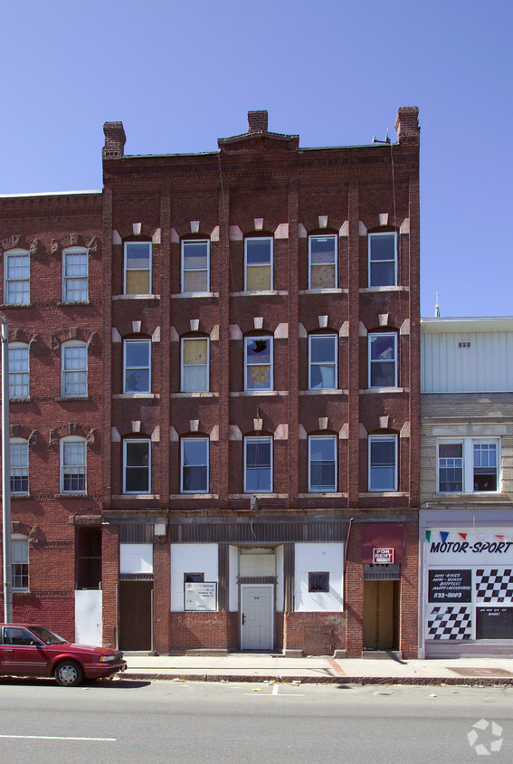 Front Entrance - 679-681 High St