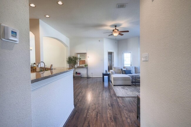 Building Photo - 108 Cove Cir