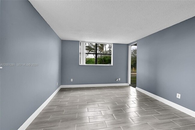 Foto del edificio - 2850 Somerset Dr