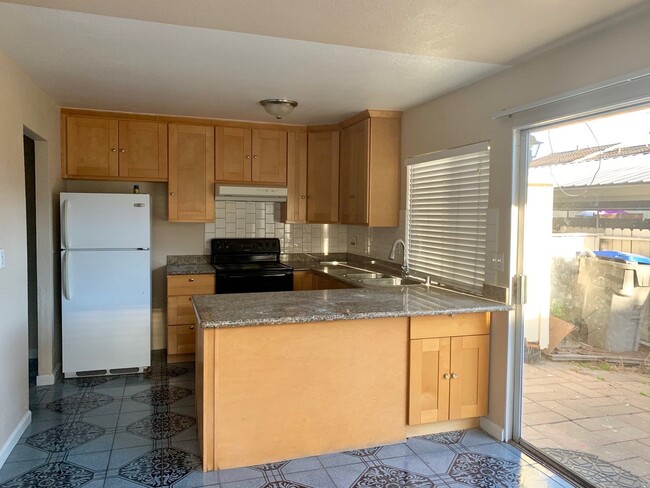 Foto del edificio - Remodeled 4 bedroom end unit townhouse