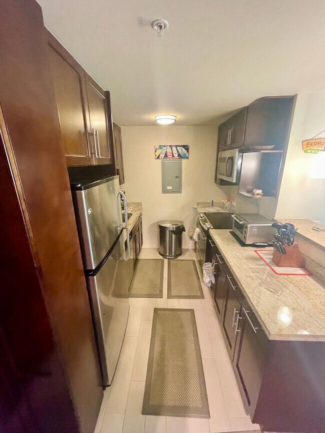 Foto del edificio - Fully-Furnished 2 Bedroom, 2 Bathroom, 1 P...